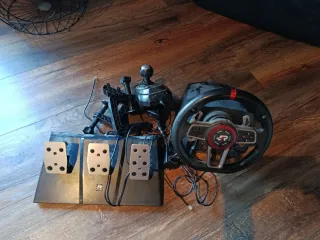 Volante y Pedales Thrustmaster PS4