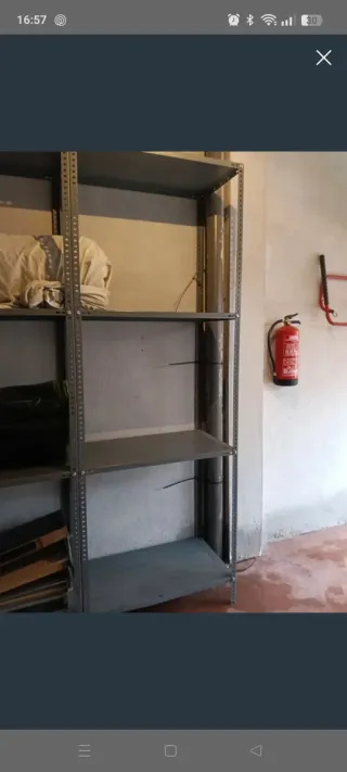 Estantería metálica gris