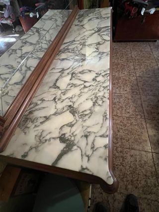 Aparador de madera con espejo biselado y mármol