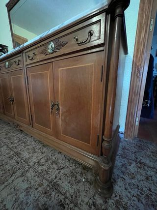 Aparador de madera con espejo biselado y mármol