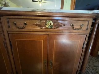 Aparador de madera con espejo biselado y mármol