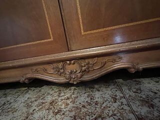 Aparador de madera con espejo biselado y mármol