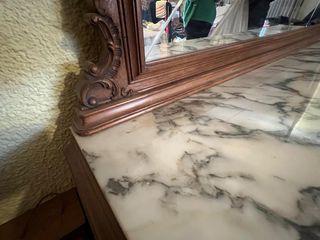 Aparador de madera con espejo biselado y mármol