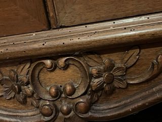 Aparador de madera con espejo biselado y mármol