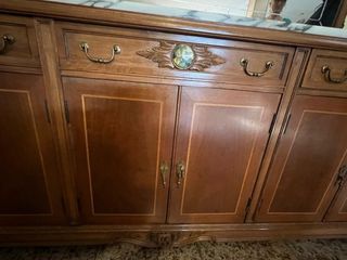 Aparador de madera con espejo biselado y mármol