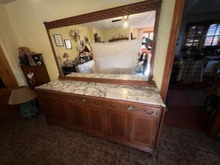 Aparador de madera con espejo biselado y mármol