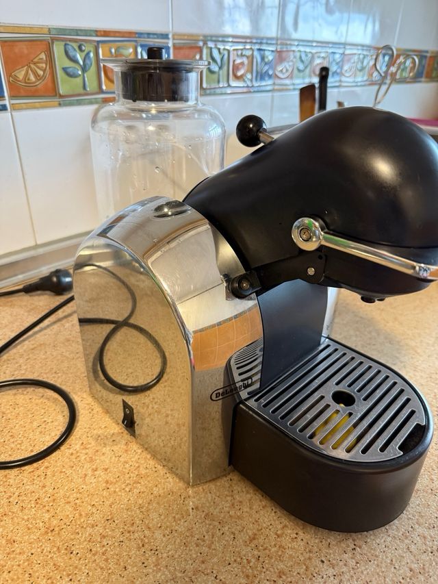 Cafetera Nespresso DeLonghi Cromada