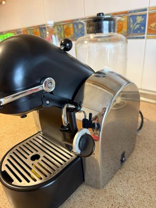 Cafetera Nespresso DeLonghi Cromada