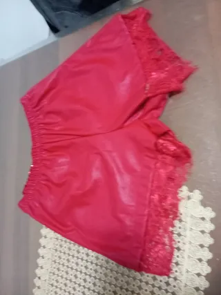 Pantaloncini donna in pelle rossi vestibilità L XL