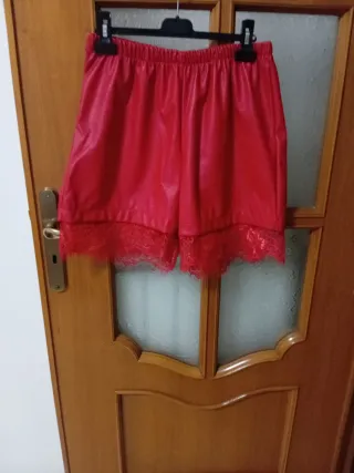 Pantaloncini donna in pelle rossi vestibilità L XL