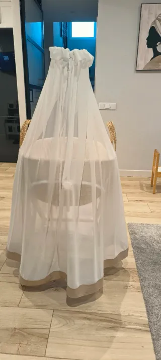 Moisés de bebé con soporte de ruedas blanco