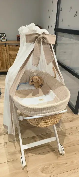 Moisés de bebé con soporte de ruedas blanco