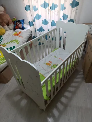 Cuna blanca con dibujo infantil
