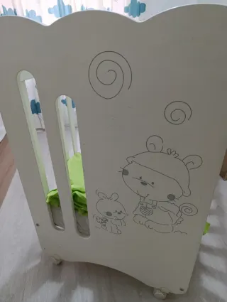 Cuna blanca con dibujo infantil