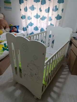 Cuna blanca con dibujo infantil