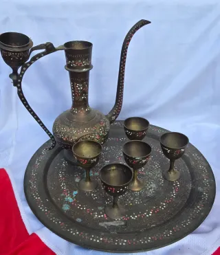 Juego de jarra y 4 copas decoradas