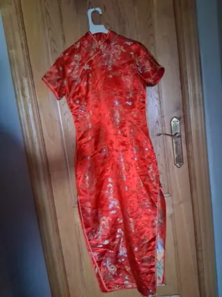 Vestido japonés rojo y dorado