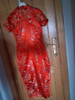 Vestido japonés rojo y dorado