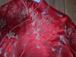 Vestido japonés rojo y dorado