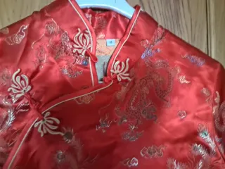 Vestido japonés rojo y dorado