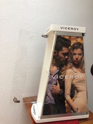 Vitrina Viceroy expositora madera y metacrilato