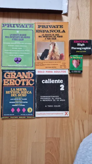 4 revistas para adultos y 2 barajas de poker