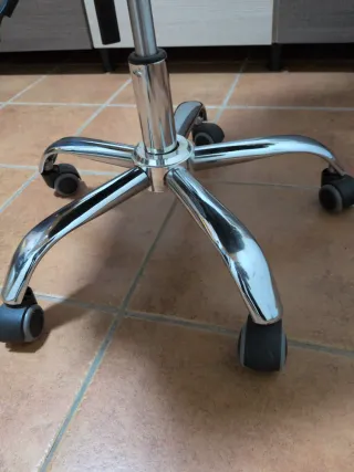 Silla de oficina ergonómica negra