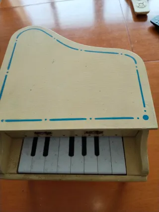 Antiguo piano de juguete con partitura