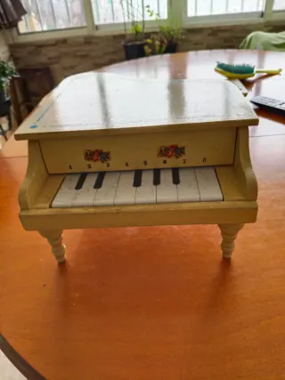 Antiguo piano de juguete con partitura