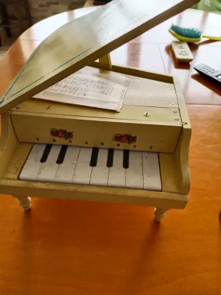 Antiguo piano de juguete con partitura