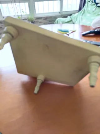 Antiguo piano de juguete con partitura