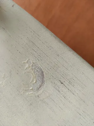 Antiguo piano de juguete con partitura