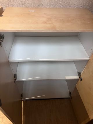 Mueble de madera con puertas