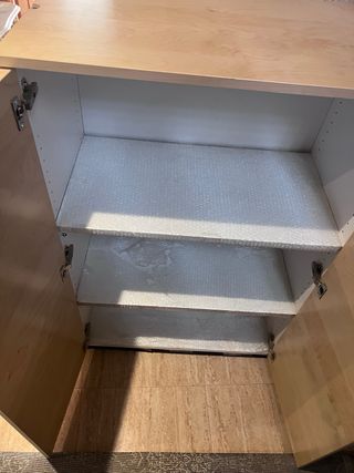 Mueble de madera con puertas