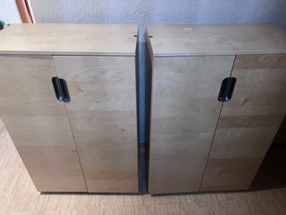 Mueble de madera con puertas