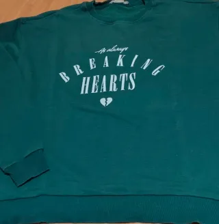 Sudadera verde con adornos. Stradivarius