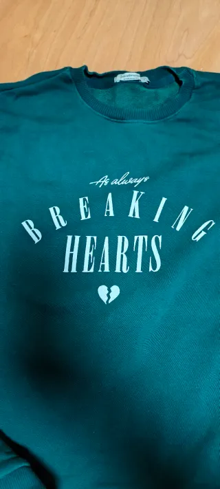 Sudadera verde con adornos. Stradivarius