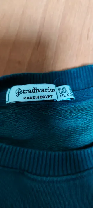 Sudadera verde con adornos. Stradivarius