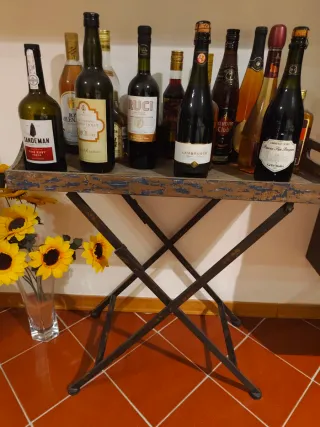 Tavolino porta bottiglie in metallo e legno