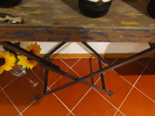 Tavolino porta bottiglie in metallo e legno