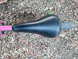 Bicicleta rosa sin pedales