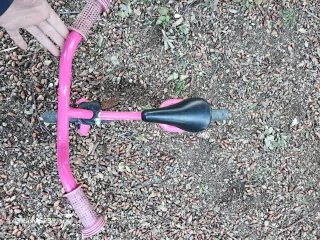 Bicicleta rosa sin pedales