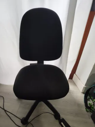 REGALO! Silla de escritorio negra con ruedas