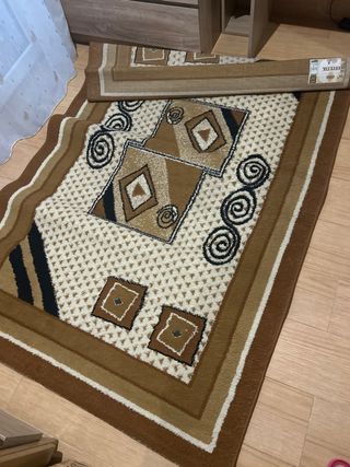 Alfombra beige y marrón con diseño