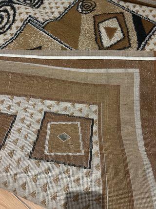 Alfombra beige y marrón con diseño