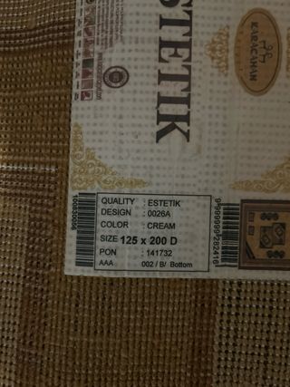 Alfombra beige y marrón con diseño