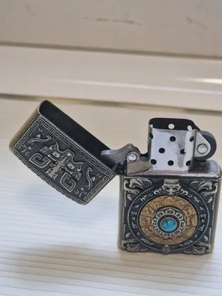 Mechero Antiguo Diseño Dragón y Rueda Zodiacal