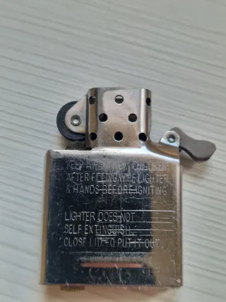 Mechero Antiguo Diseño Dragón y Rueda Zodiacal