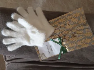 Guanti donna bianchi morbidi.