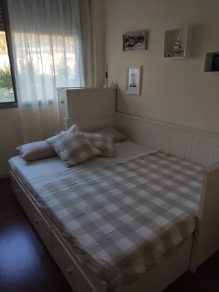 Cama blanca madera, modelo Hemnes de Ikea .